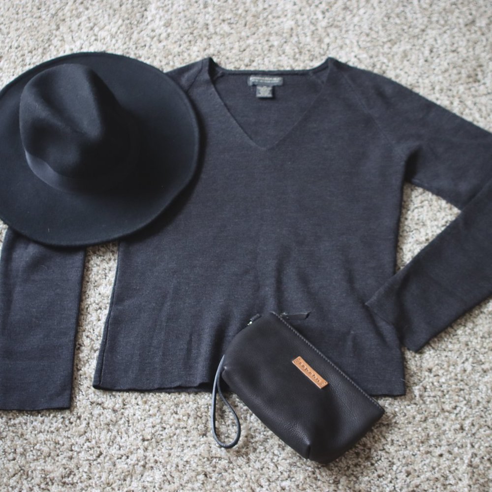 Grey V Neck Banana Republic Sweater sz M